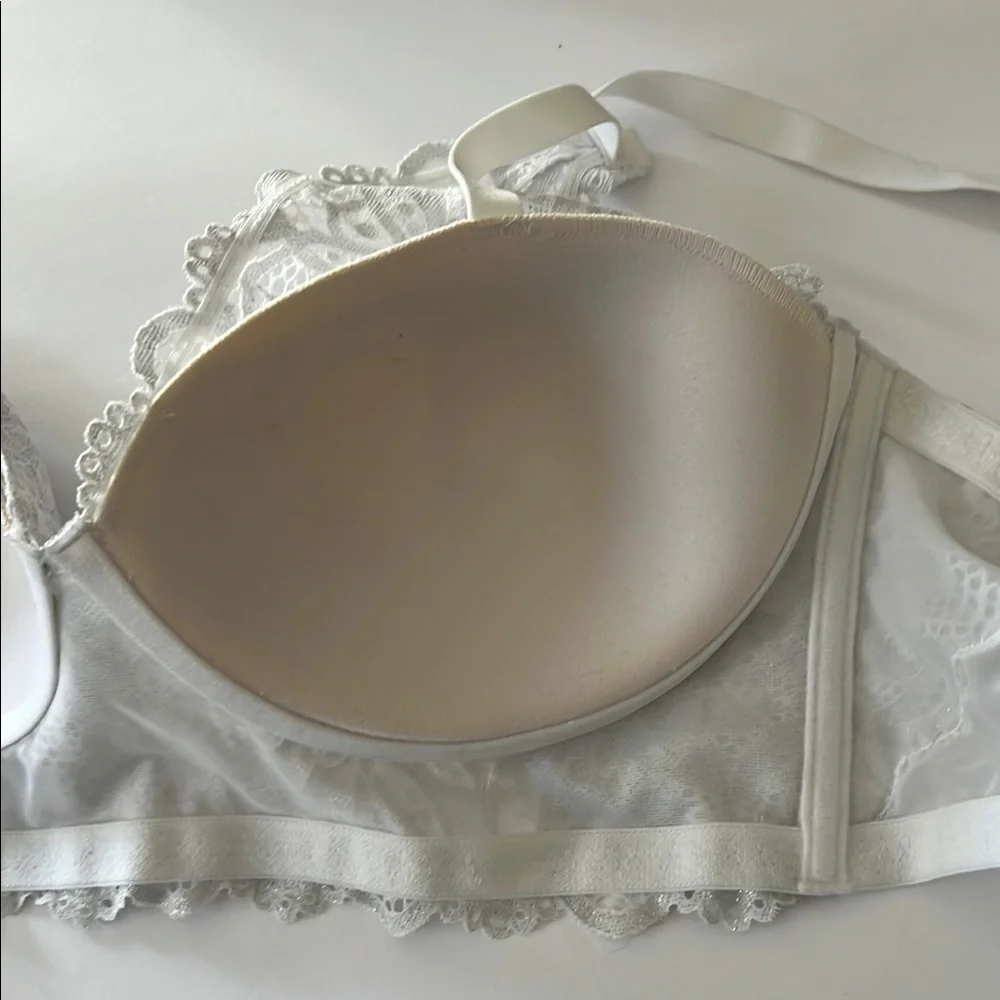 Maidenform White Lace Bra with Floral‎ Detailing